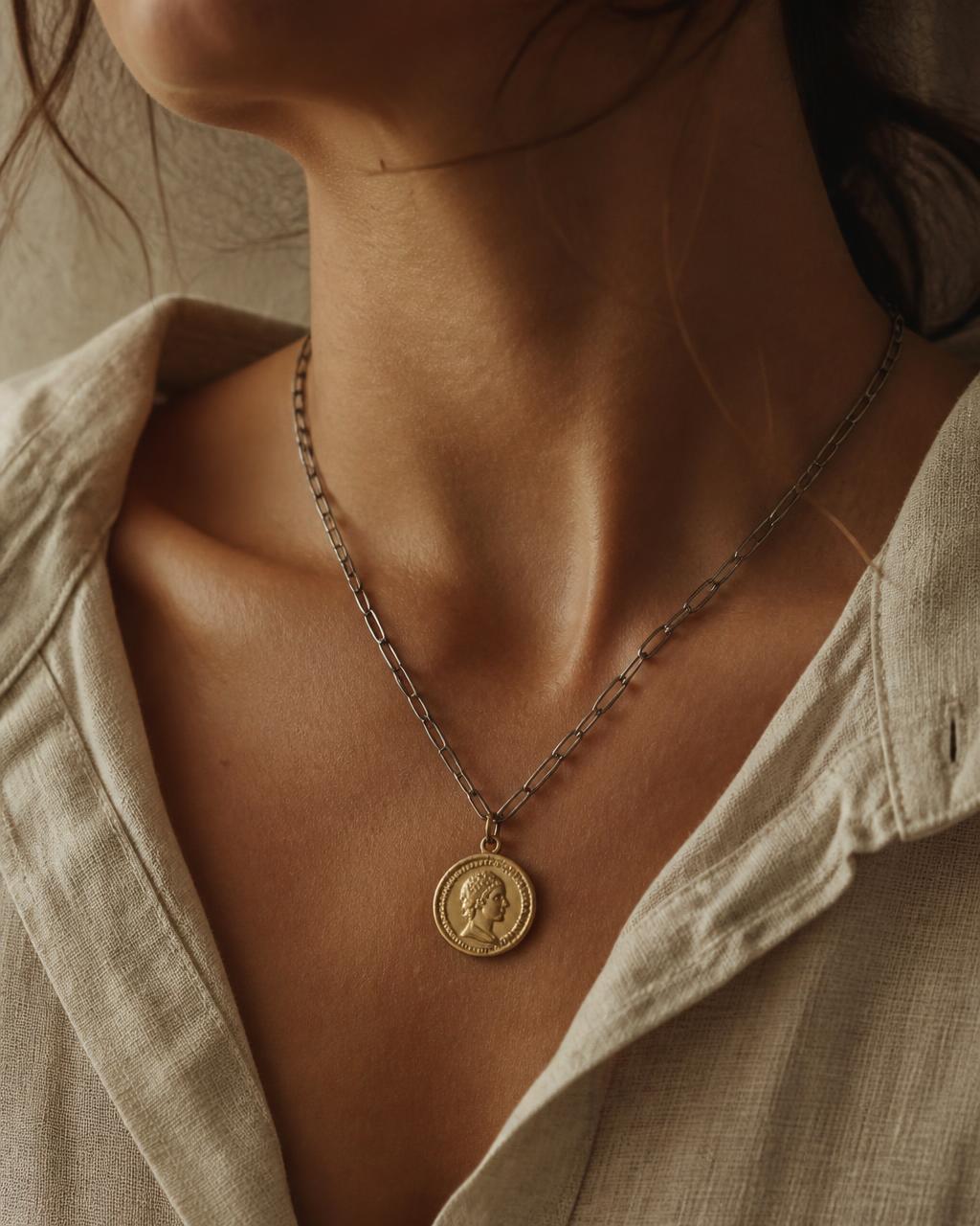 HANNON NECKLACE indossato